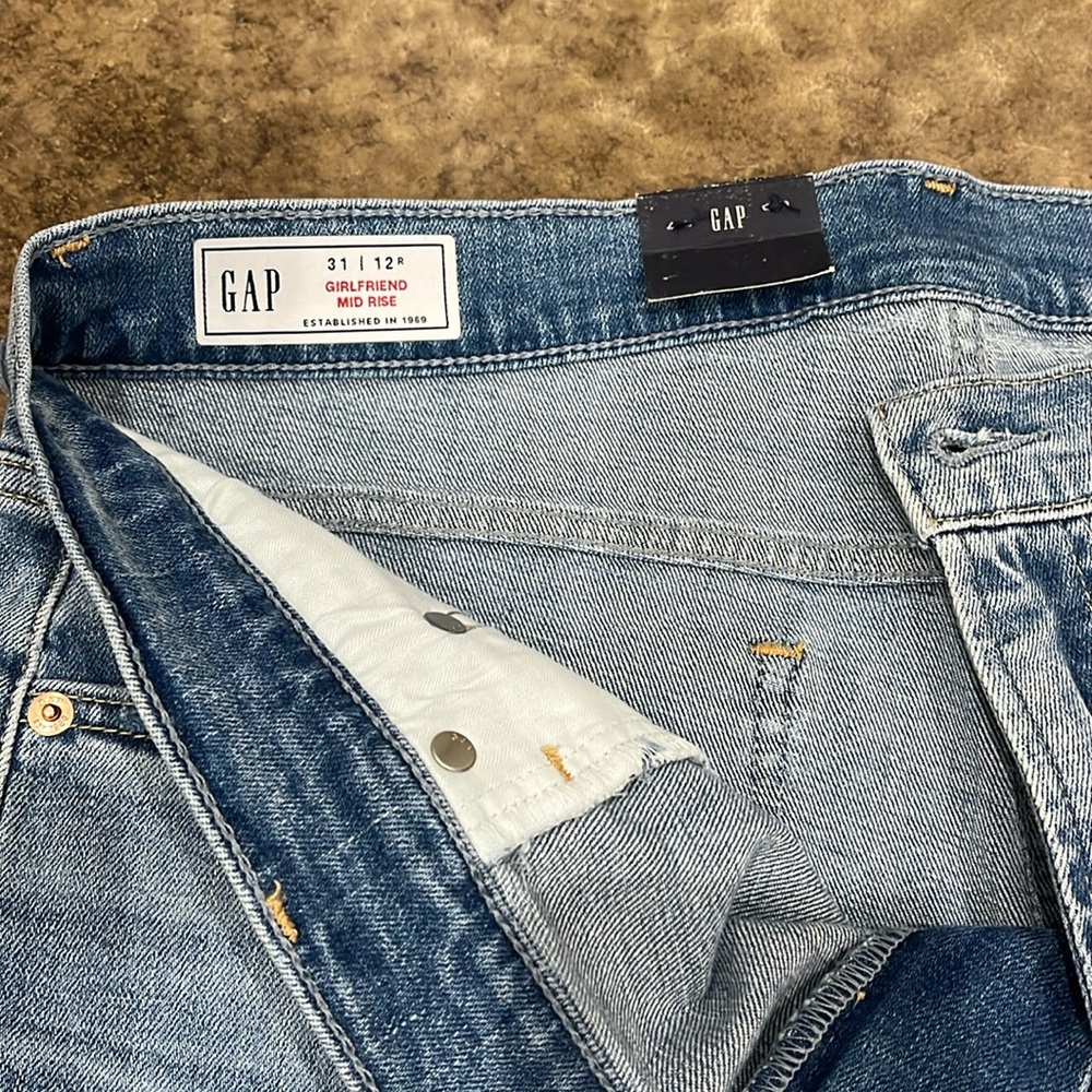 Gap, NWT, girlfriend mid rise tapered ankle low stretch, distressed at knee